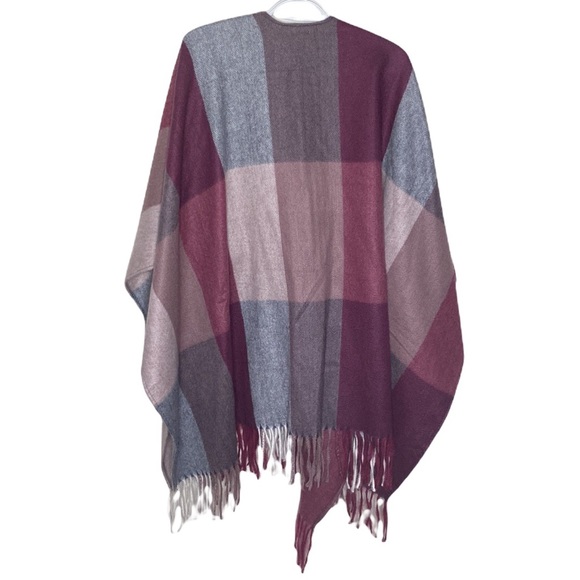 Woolrich plaid cozy blanket wrap with fringe trim - Picture 5 of 6